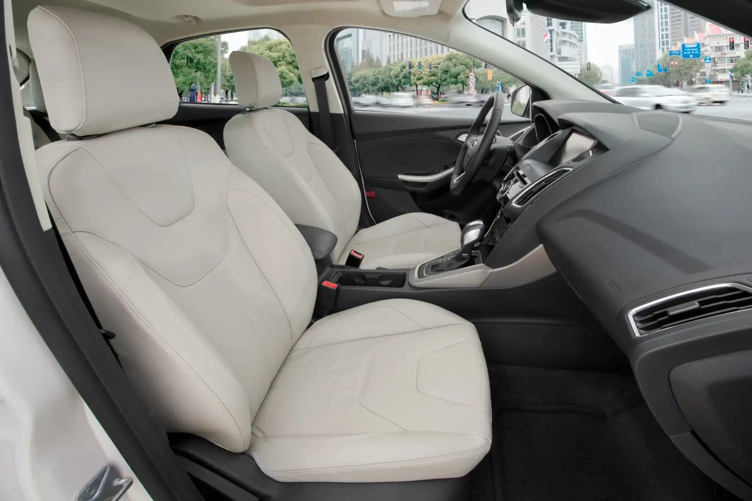 2018 Ford Focus Trend Sedan - view 4