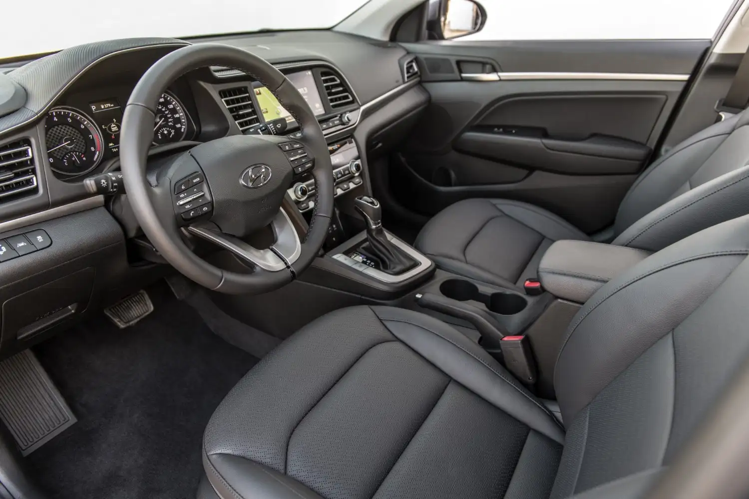 2020 Hyundai Elantra GL 1.6L - view 5