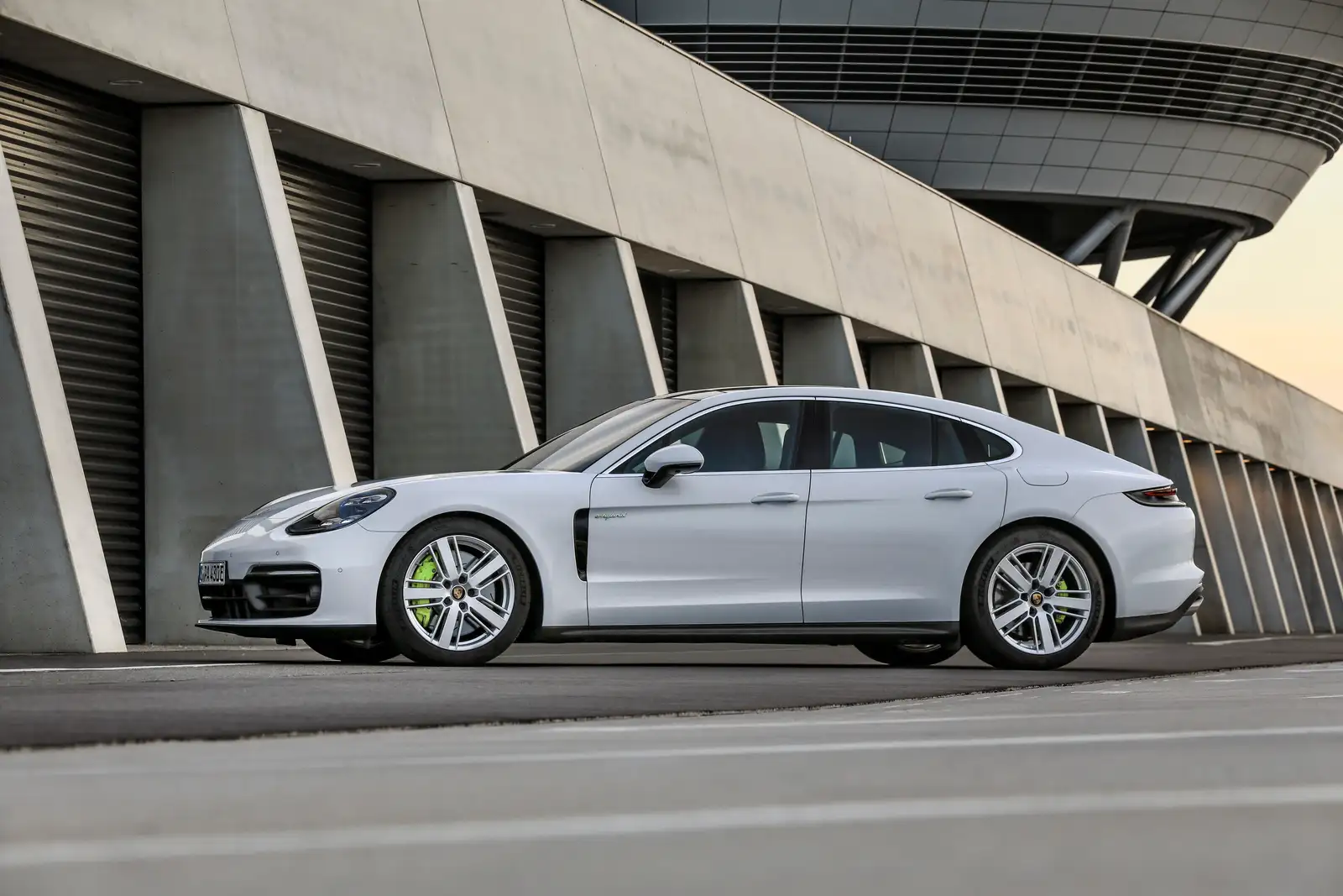 2022 Porsche Panamera 4S E-Hybrid Base Trim - view 3