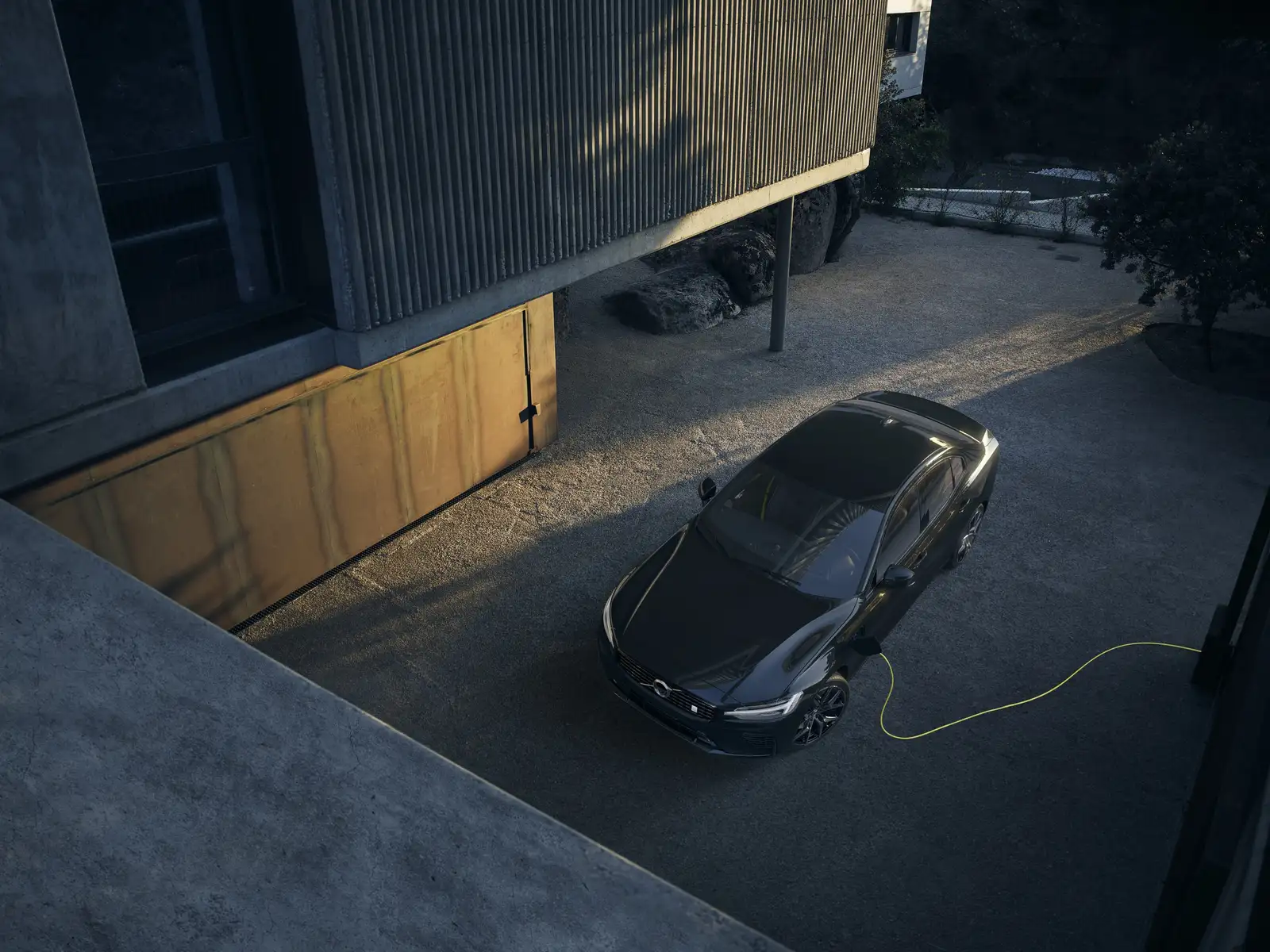 2021 Volvo S60 T8 Recharge R-Design eAWD - view 3