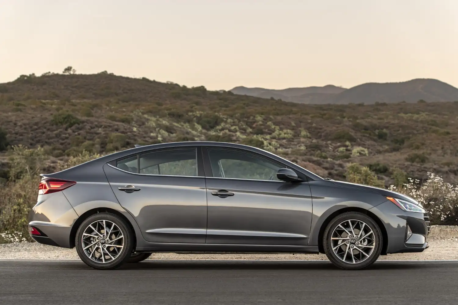 2020 Hyundai Elantra GL 1.6L - view 3