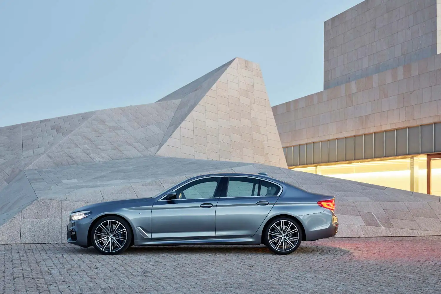 2023 BMW 5 Series 520i Joy Edition - view 3