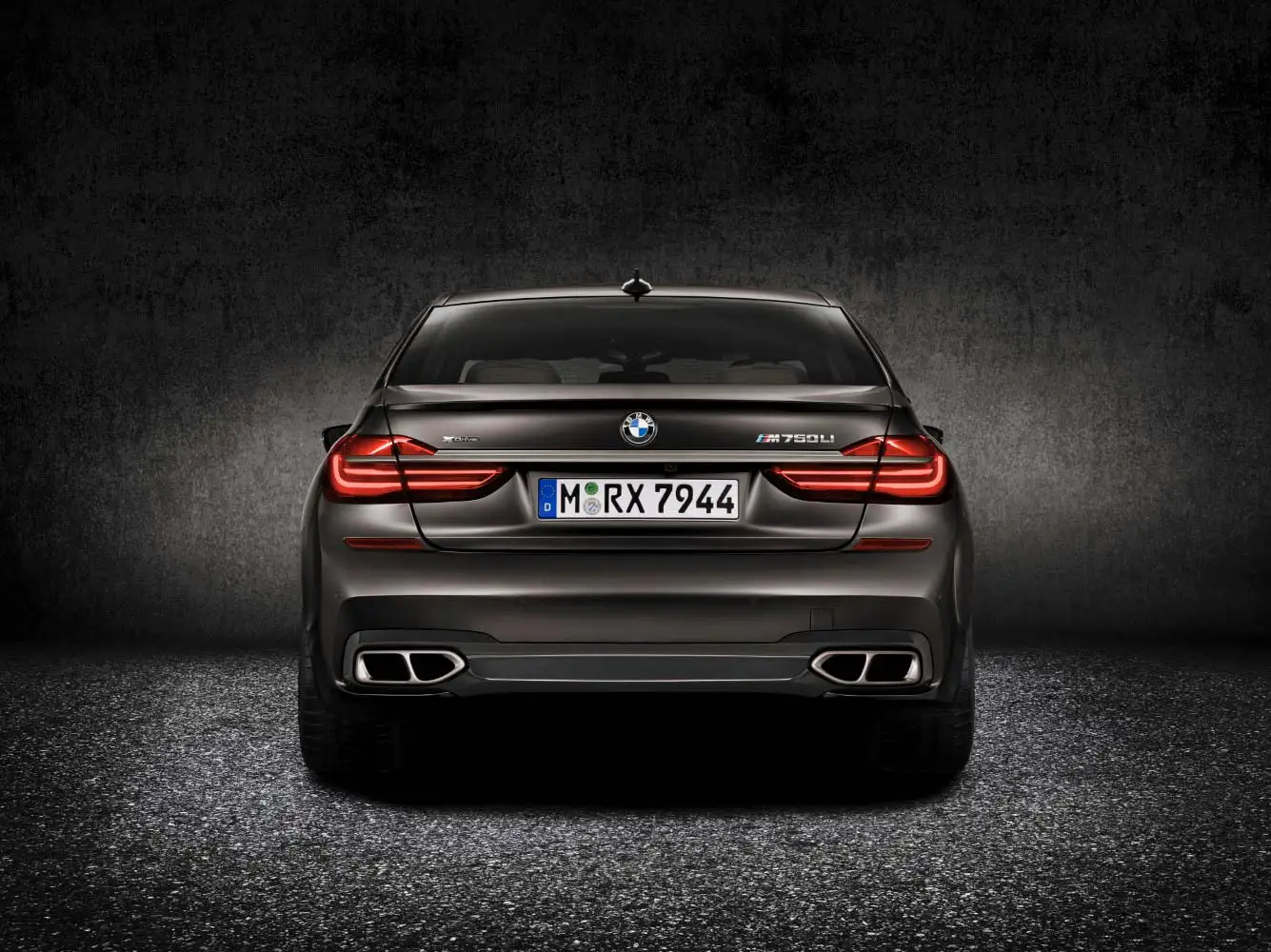 2021 BMW 7 Series M760Li - view 5