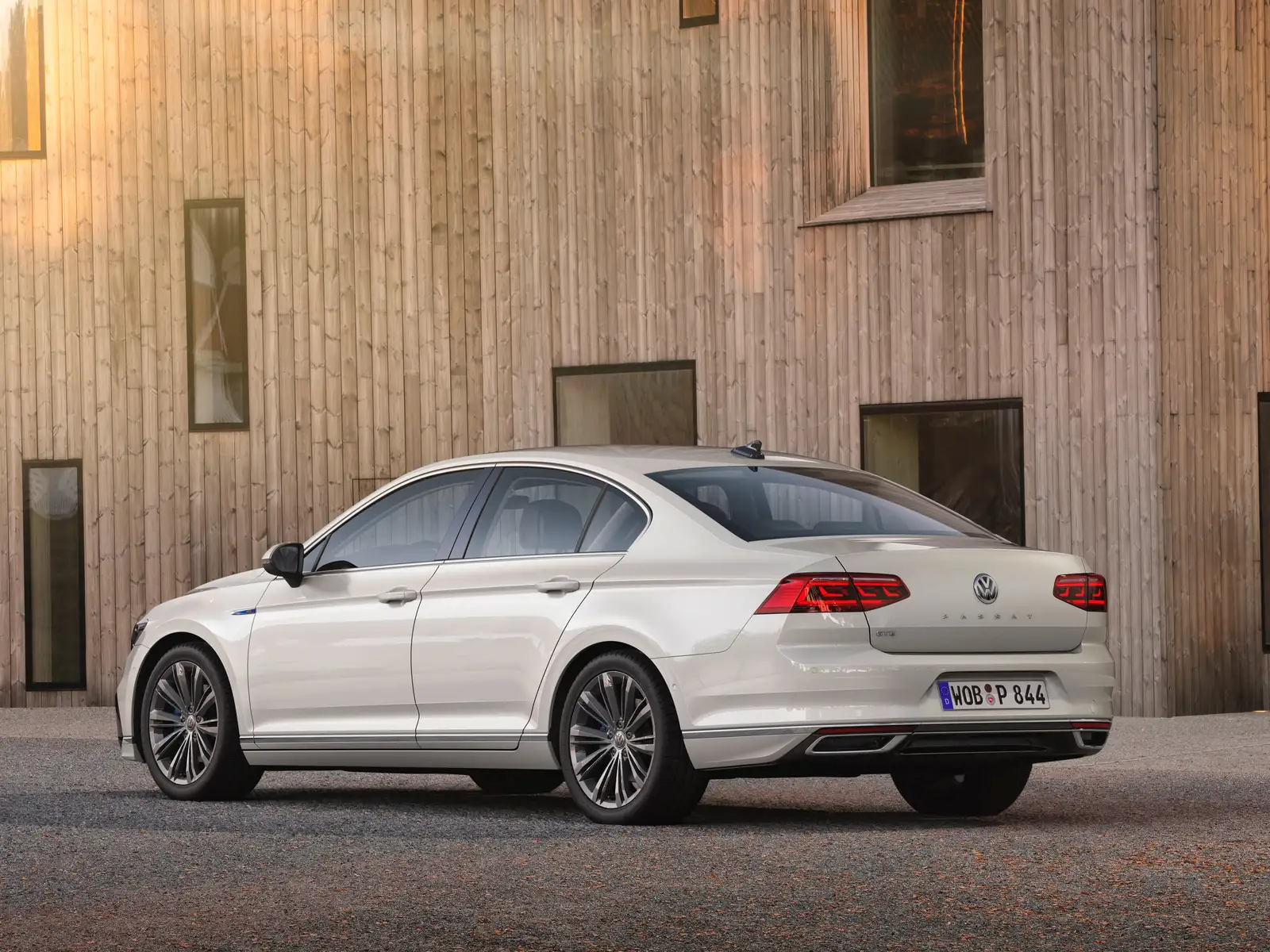 2019 Volkswagen Passat S - view 2
