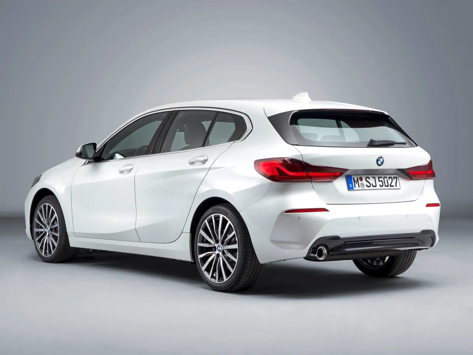 2022 BMW 1 Series 120i M Sport - view 2