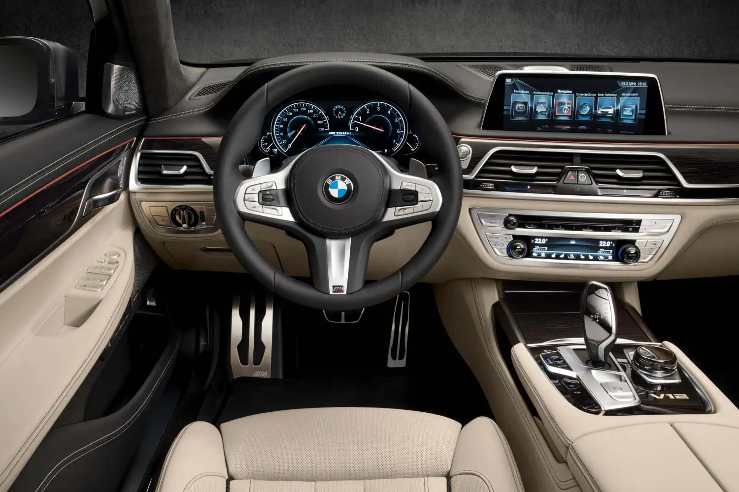 2021 BMW 7 Series M760Li - view 7