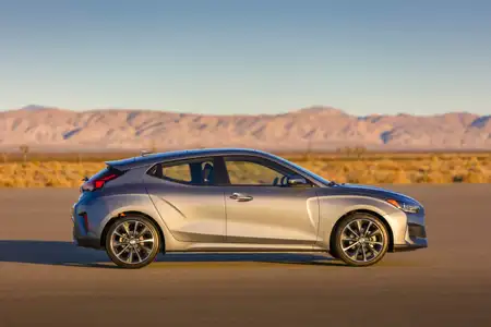 2021 Hyundai Veloster 2.0L - Image 3