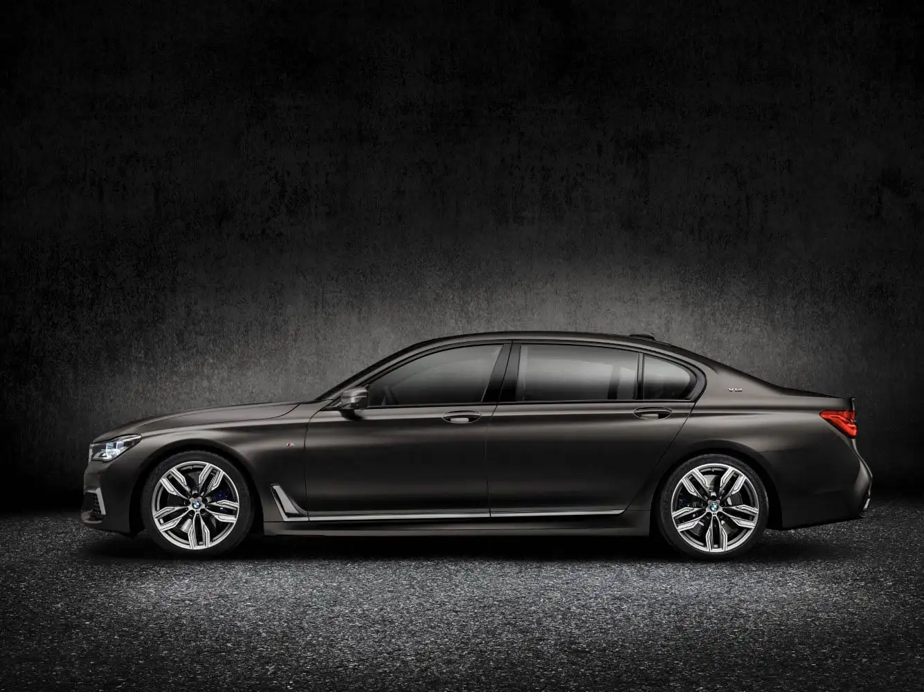 2021 BMW 7 Series M760Li - view 3