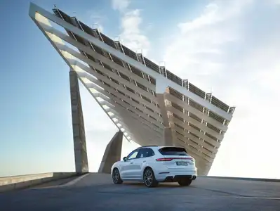 2022 Porsche Cayenne E-Hybrid Base Trim - Image 2