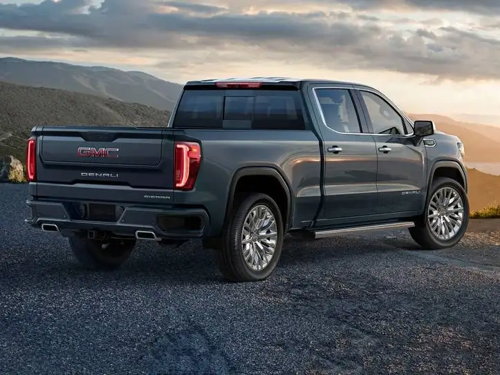 2022 GMC Sierra 1500 Crew Cab Denali - view 2