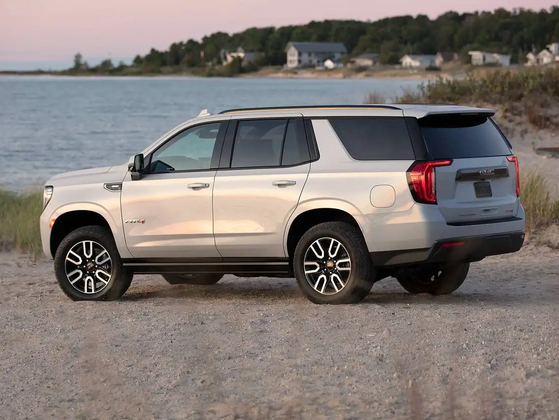 2022 GMC Yukon AT4 - view 3