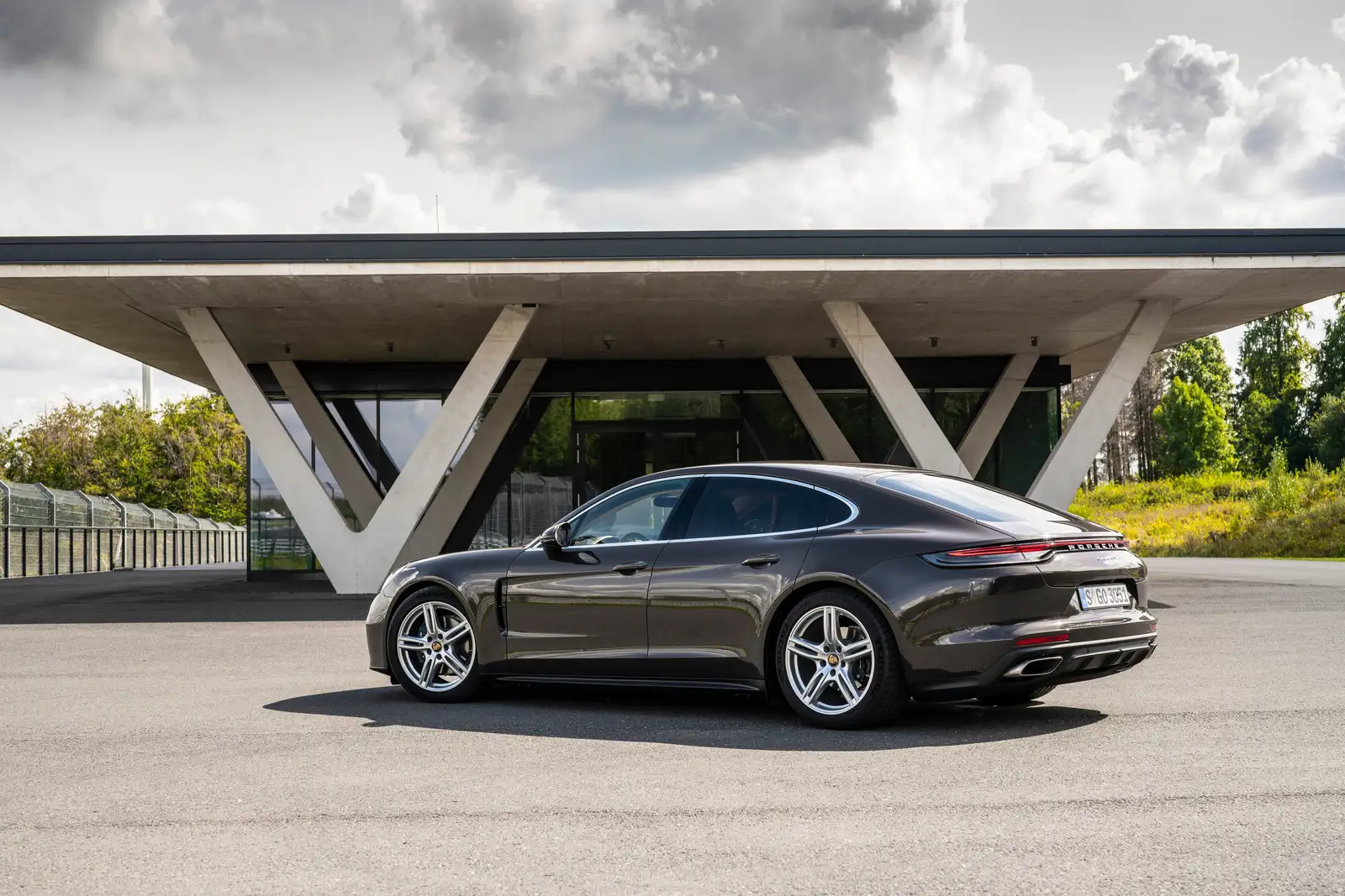 2022 Porsche Panamera 4 Base Trim - view 2