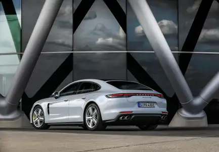 Porsche Panamera 4S E-Hybrid Base Trim · Twilight Blue - Image 2