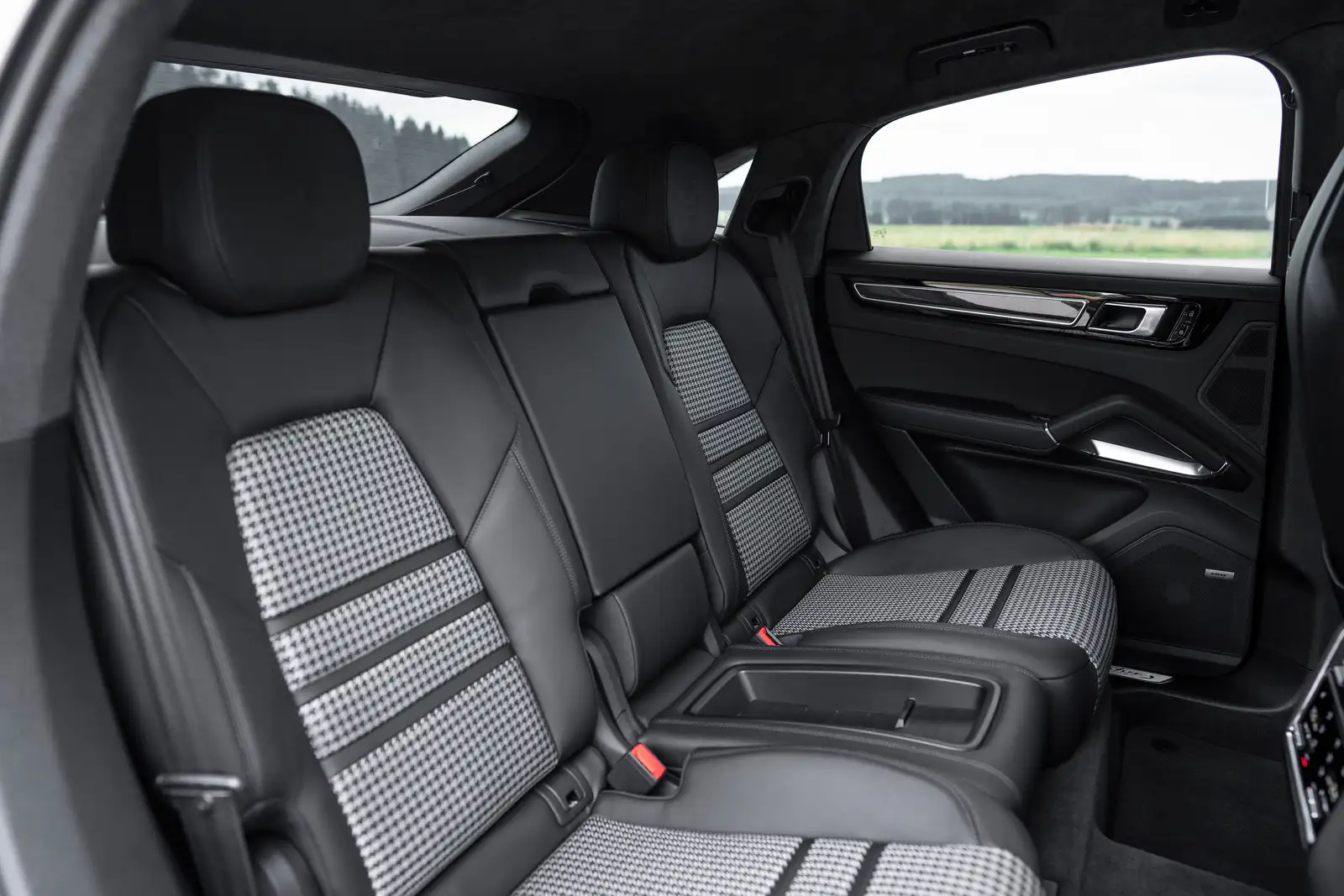 2022 Porsche Cayenne Turbo S E-Hybrid Coupe Base Trim - view 5