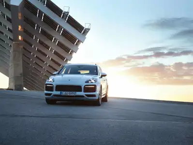 2022 Porsche Cayenne E-Hybrid Base Trim - Image 4