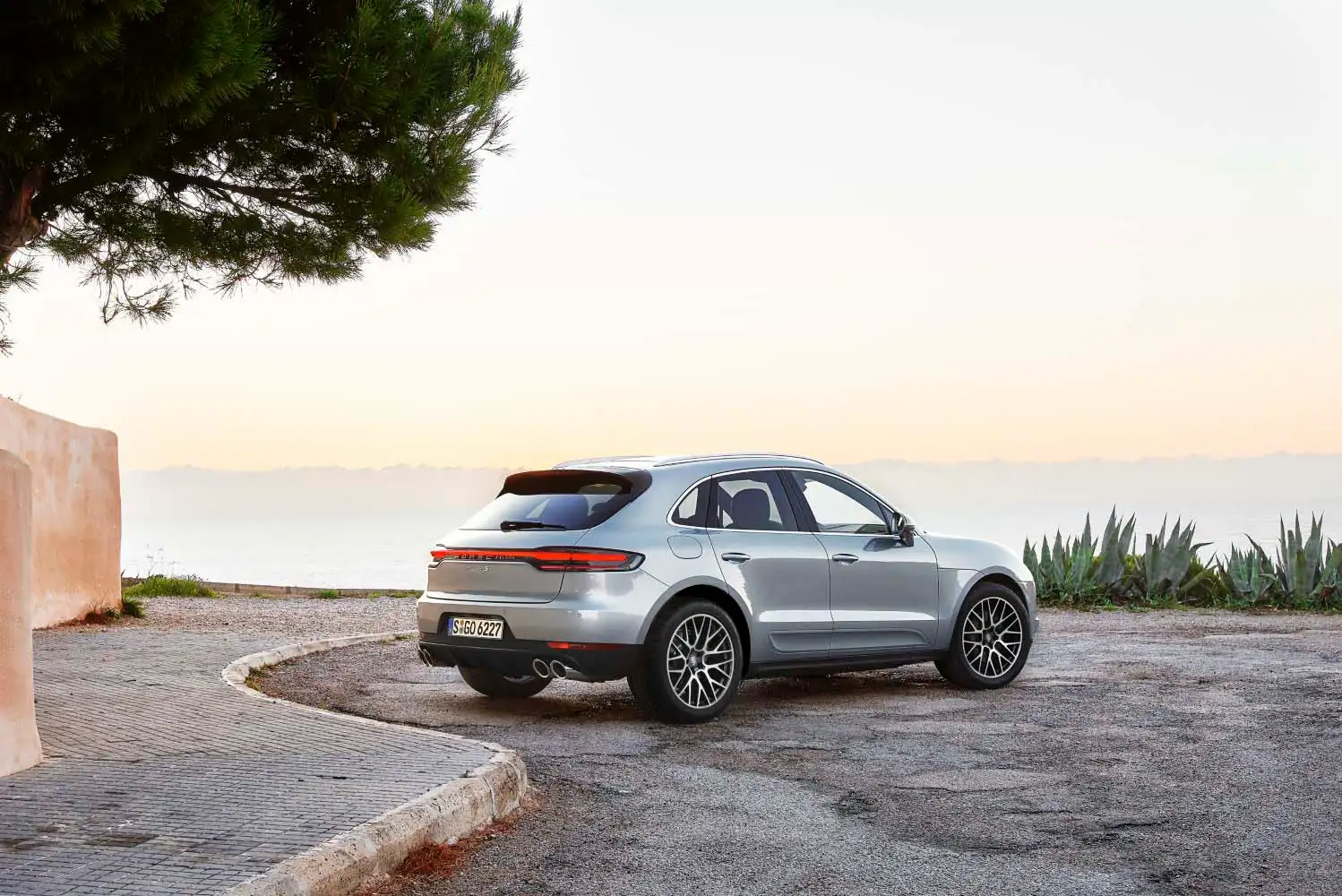 2022 Porsche Macan S Base Trim - view 2
