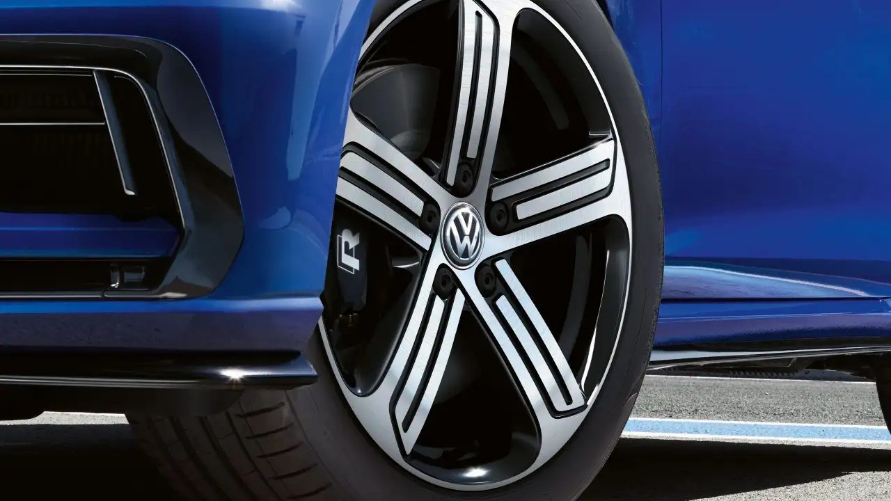 2019 Volkswagen Golf R SEL - view 5
