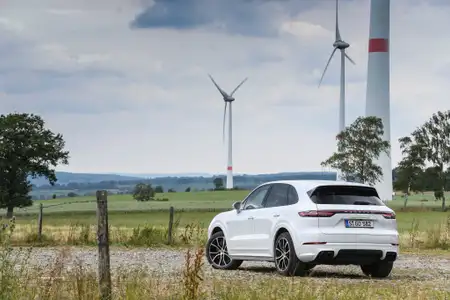 Porsche Cayenne Turbo S E-Hybrid Base Trim · Liquid Platinum - Image 2